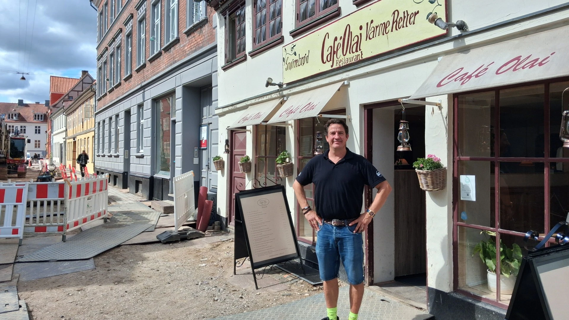 Kristian Parnell foran Café Olai