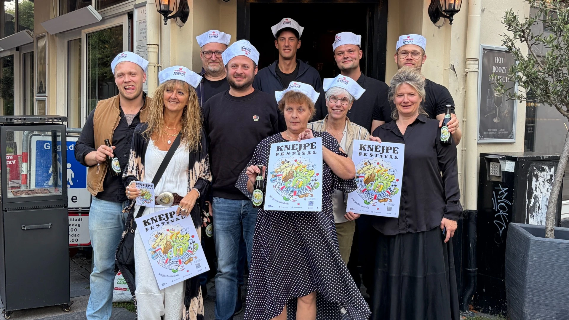Knejpeejere viser plakater for Knejpefestivalen