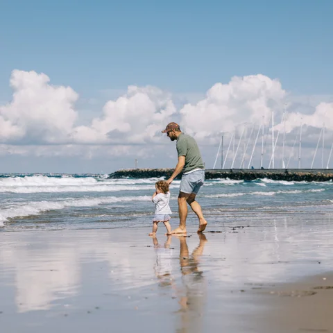 Far og barn på Hornbæk Strand